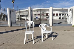Bad Bunny ilusiona a sus fans con posible concierto en Chile: aparecieron dos sillas plásticas afuera del Estadio Nacional
