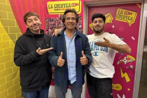 Renato Munster llegó a La Nuestra para presentar la obra «Tres torpes tríos»: «el trío es el sueño de todo chileno»