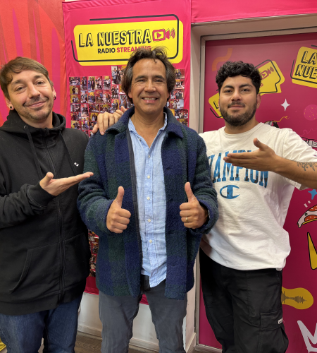 Renato Munster llegó a La Nuestra para presentar la obra «Tres torpes tríos»: «el trío es el sueño de todo chileno»